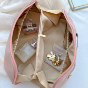 Soft glam make up tas an