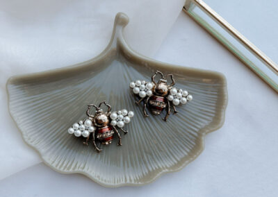 bee broche 1 an