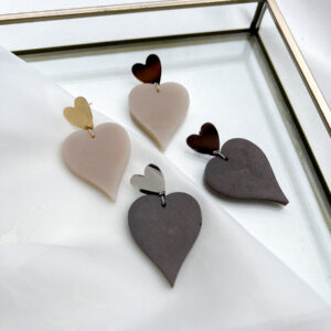 brown heart oorbellen an