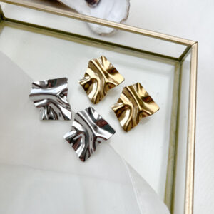 chique wavy oorbellen an