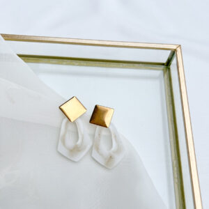 chique white oorbellen an