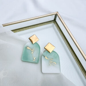 green pearl oorbellen an