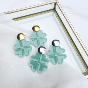 lucky charm green oorbellen an