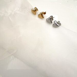 mini heart oorbellen an