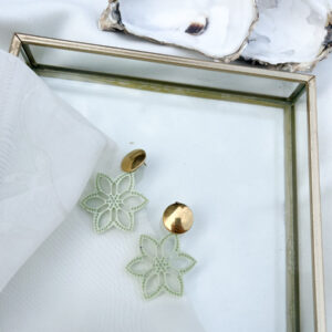 minty flower oorbellen an