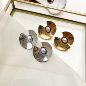 pearl circle oorbellen an