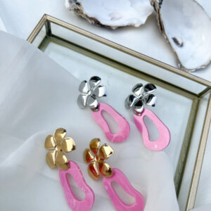 pinky flower oorbellen an