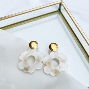 white flower oorbellen an