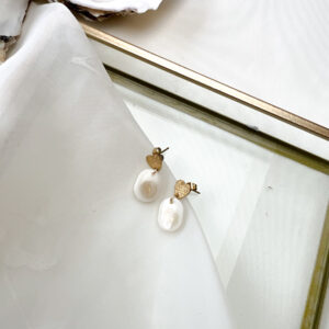 witte parel oorbellen an